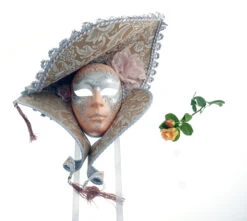 Dama Cappelo Con Bavero